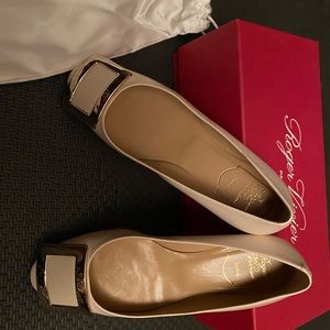 Roger Vivier Light Nude Flats